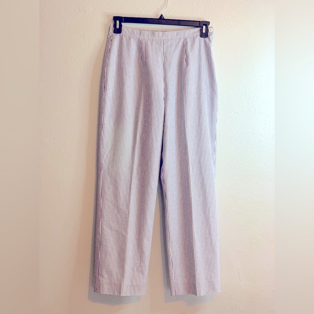 Kasper & Co Women’s Seersucker White & Blue Pinstripes Pants. Size 8. SKU 118